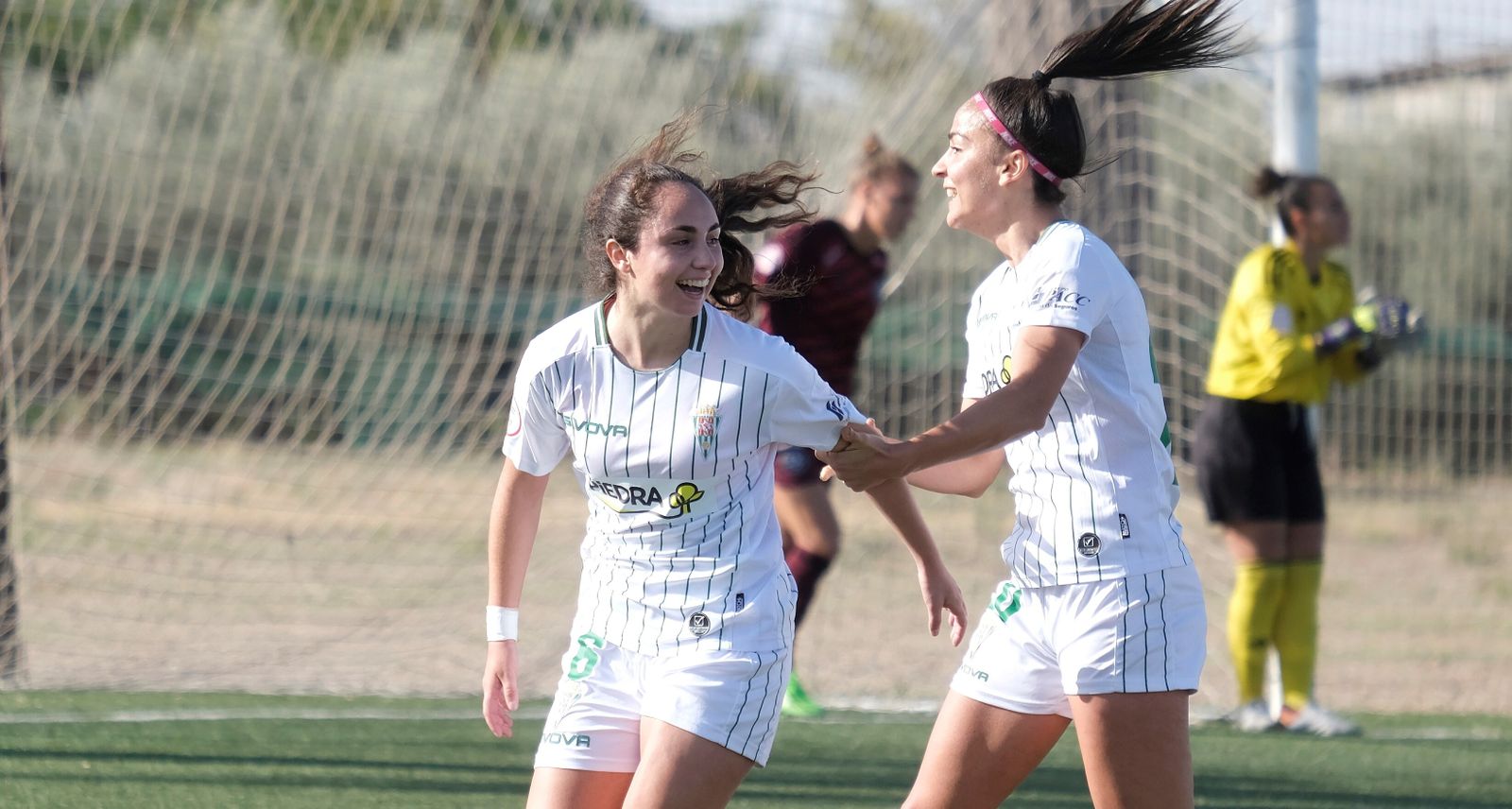Ana Ocón y Elisa celebran un gol del Córdoba Femenino en la Ciudad Deportiva.
