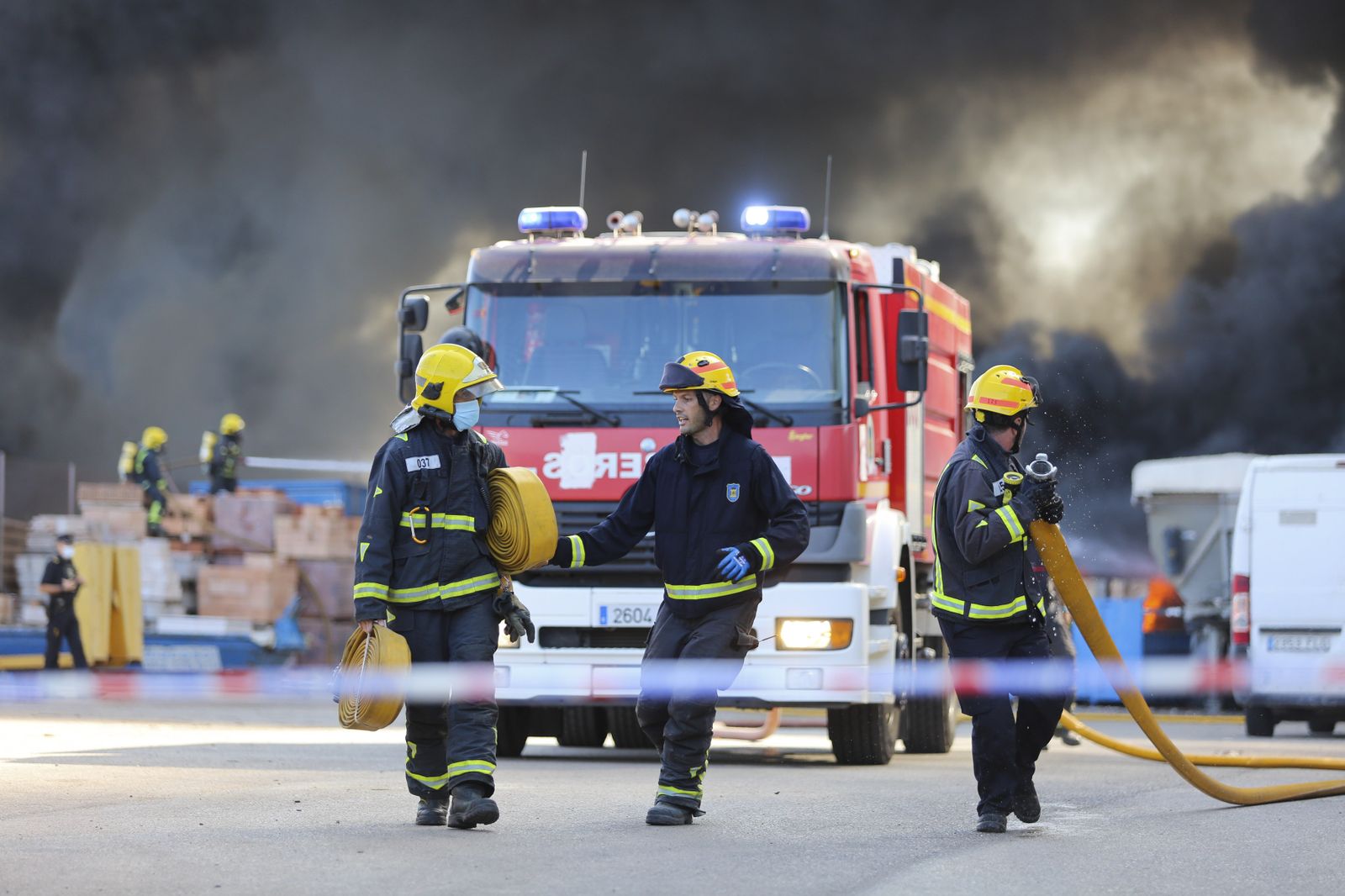 El incendio en el polígono Guadalhorce de Málaga, en fotos