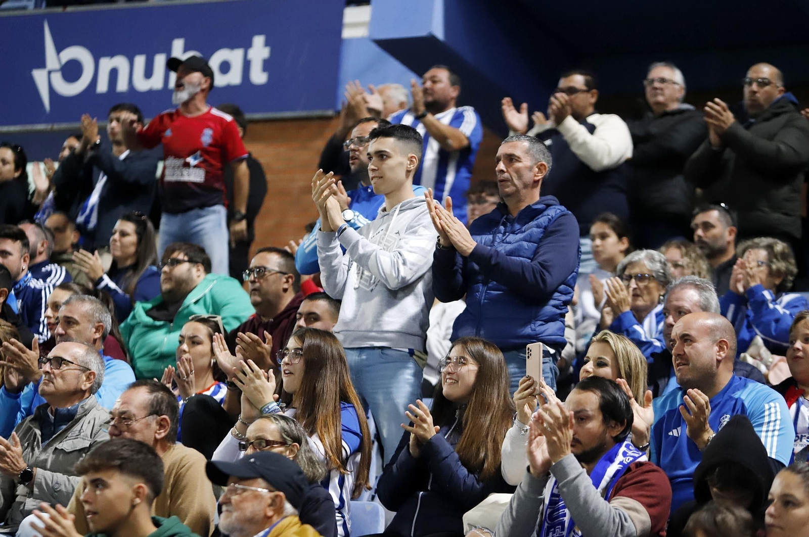 Gran ambiente en las gradas del Nuevo Colombino para el Recre-At Sanluqueño, en imágenes