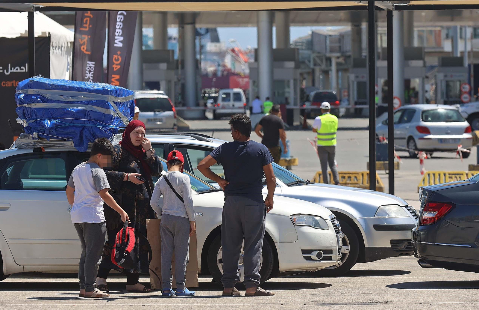 Pasajeros esperan su turno para acceder al Puerto.