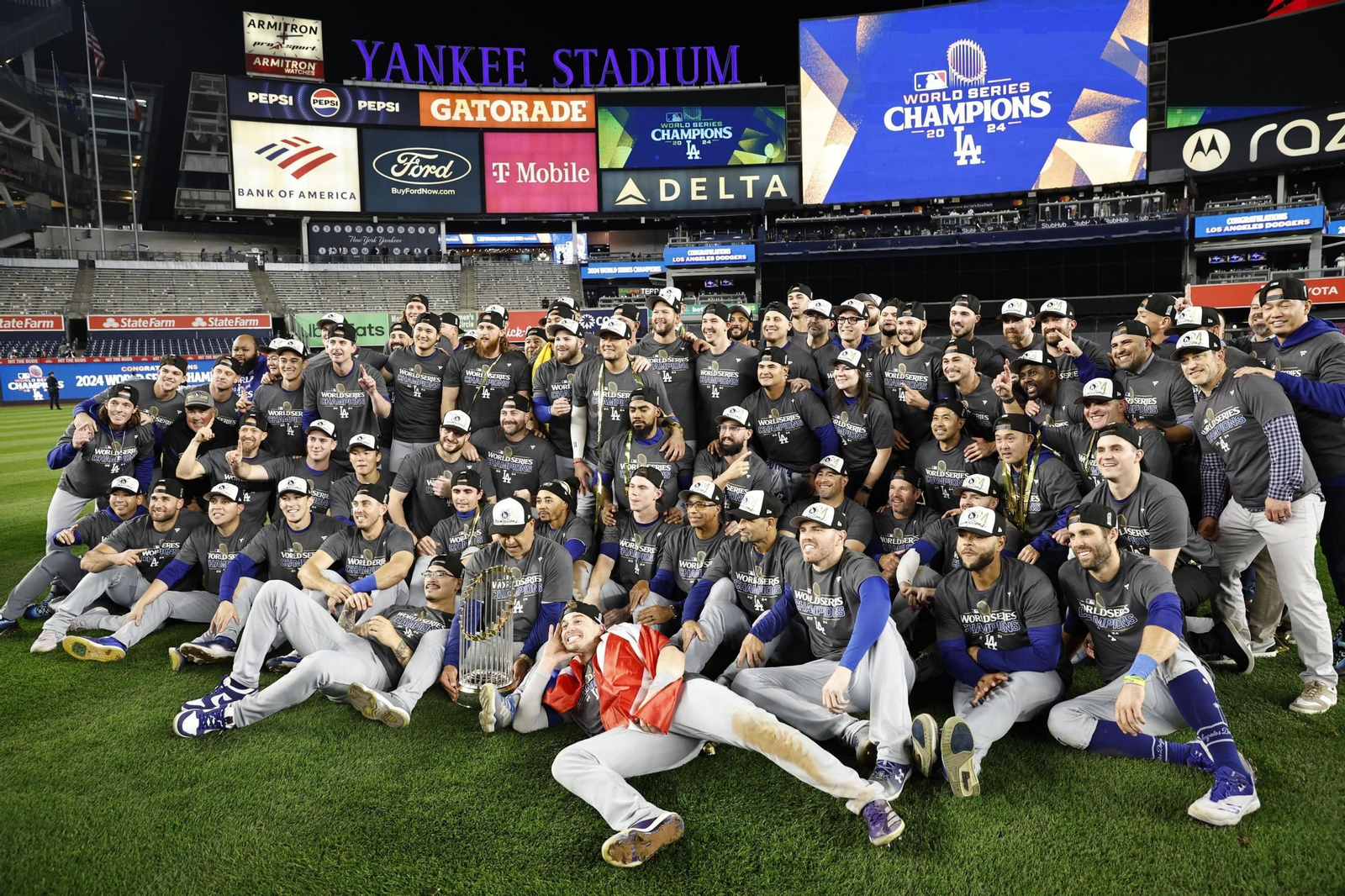 El equipo de Los Angeles Dodgers celebra el título conquistado en el Yankee Stadium.