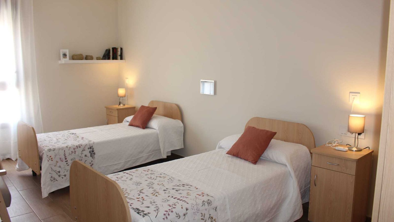 Una de las habitaciones de la nueva residencia de mayores.