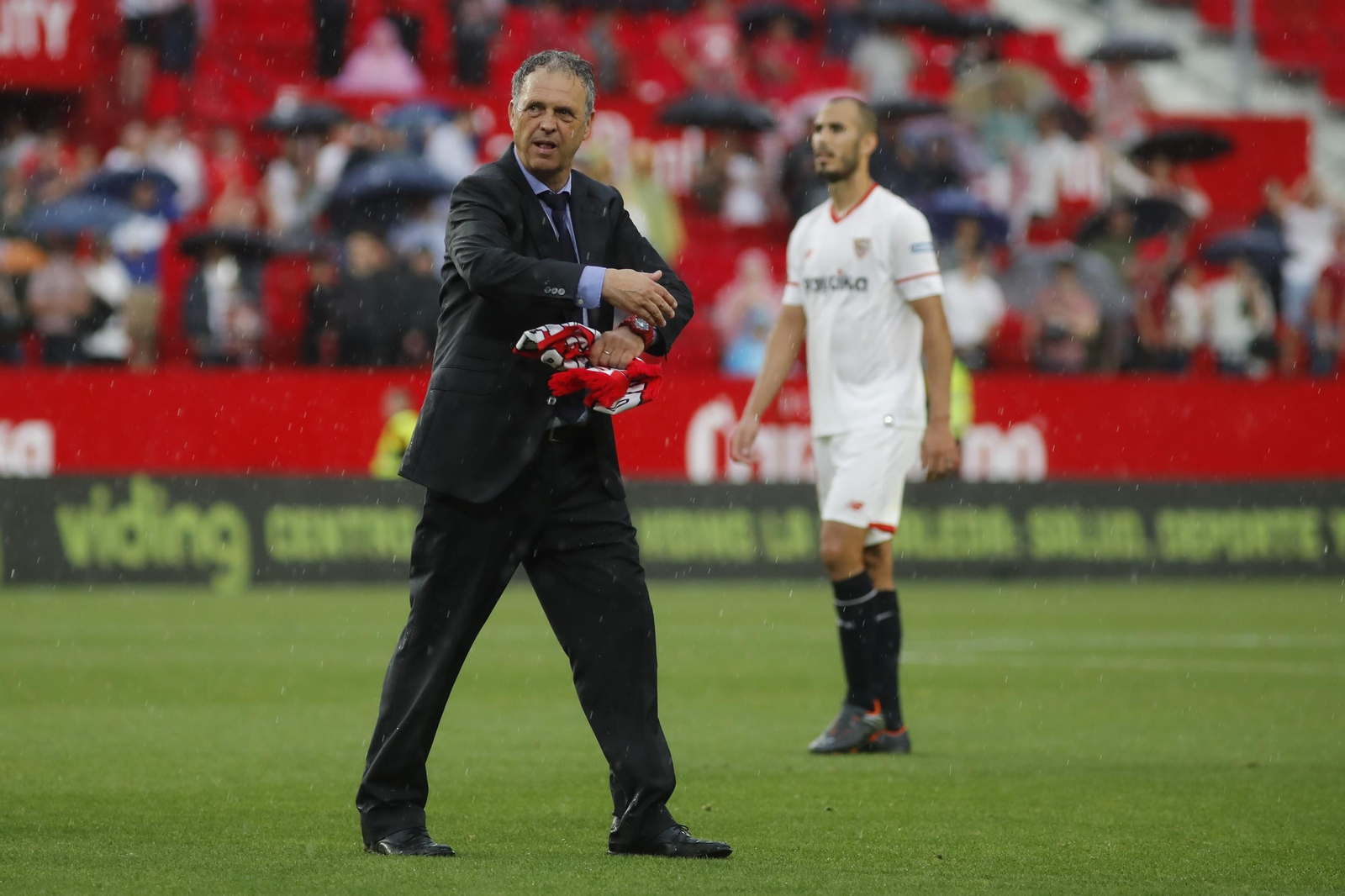 Joaquín Caparrós, con Guido Pizarro en un segundo plano, corresponde emocionado a los mensajes de agradecimiento de la grada cuando ya ha acabado la temporada.