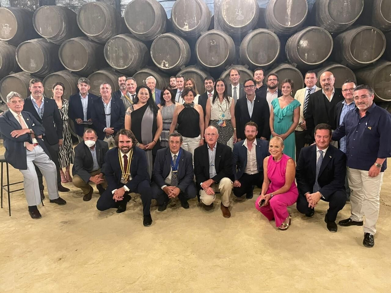 Los presidentes entrante y saliente junto a los socios y simpatizantes del Rotary Club de Jerez.