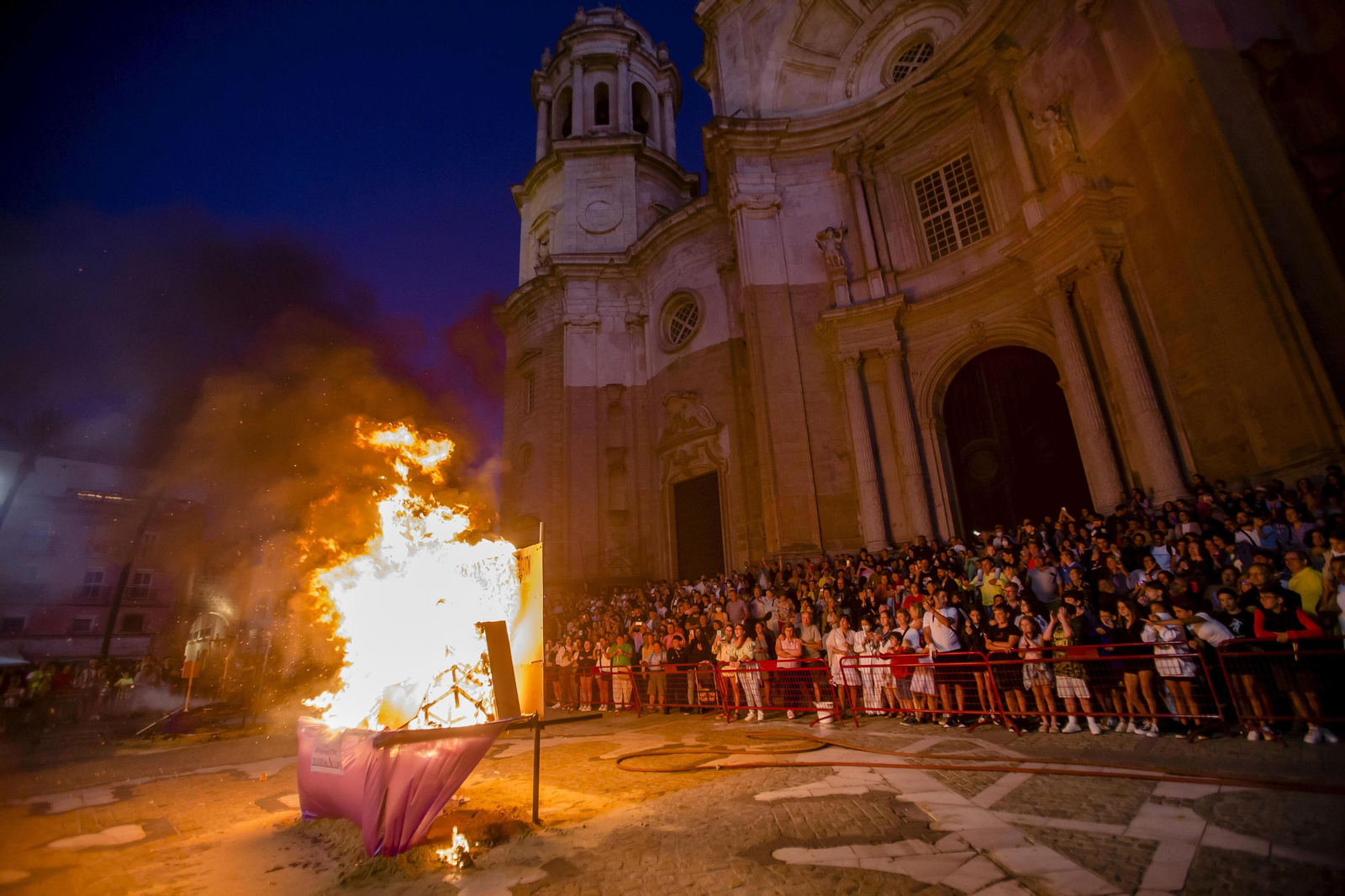 Noche de San Juan en Cádiz: Imágenes de la quema de los juanillos