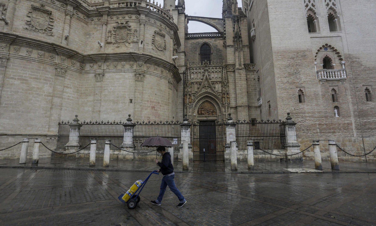 Un hombre pasa junto a la Catedral.