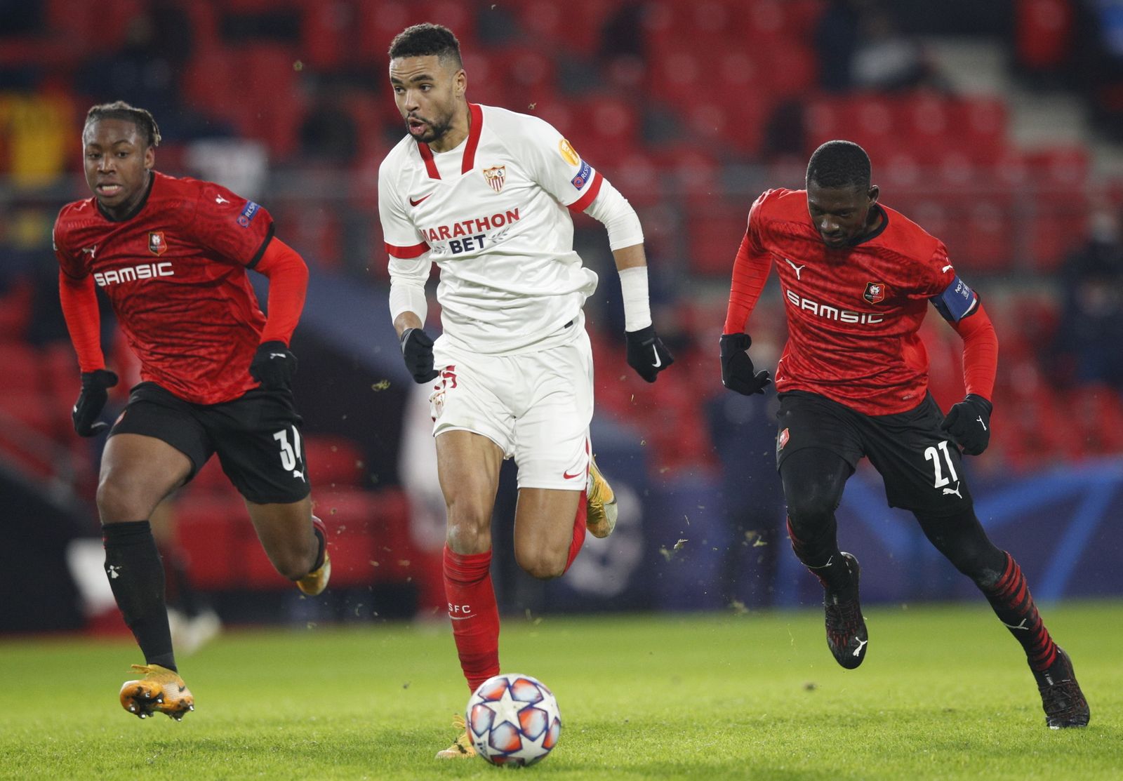 En-Nesyri escapa de Soppy y Traoré para anotar el tercer gol sevillista.