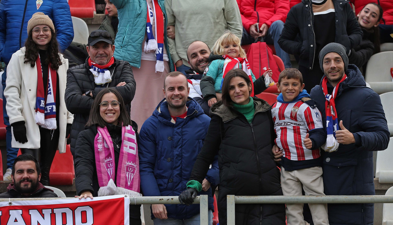 Fotos de la afición durante el Algeciras - Badajoz en el Nuevo Mirador
