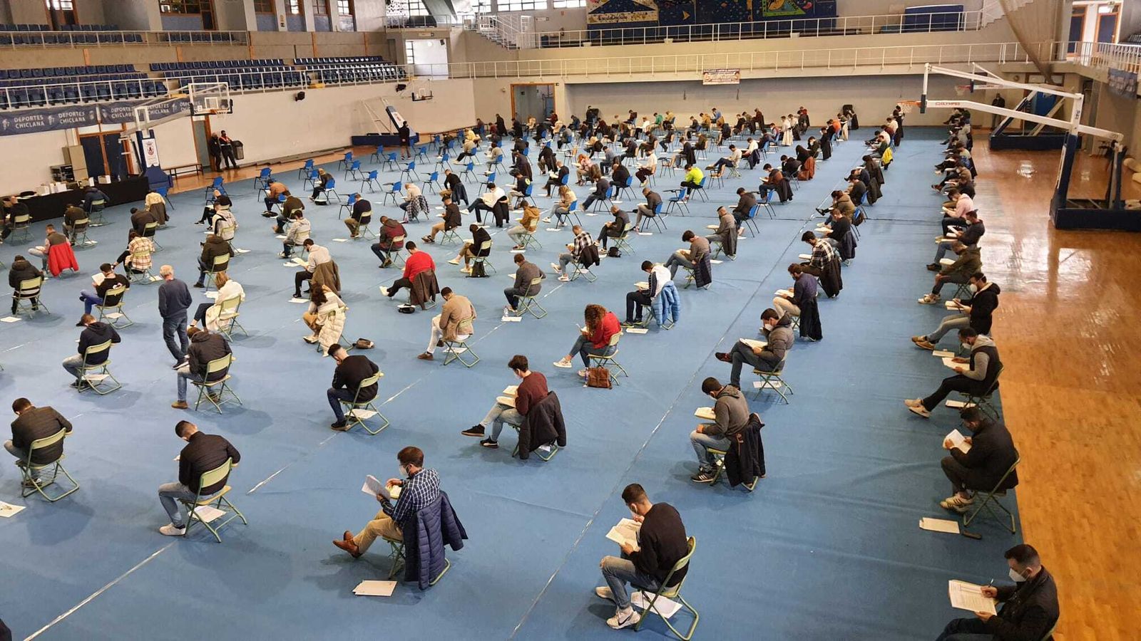 Un grupo de opositores completa una prueba en Jerez.