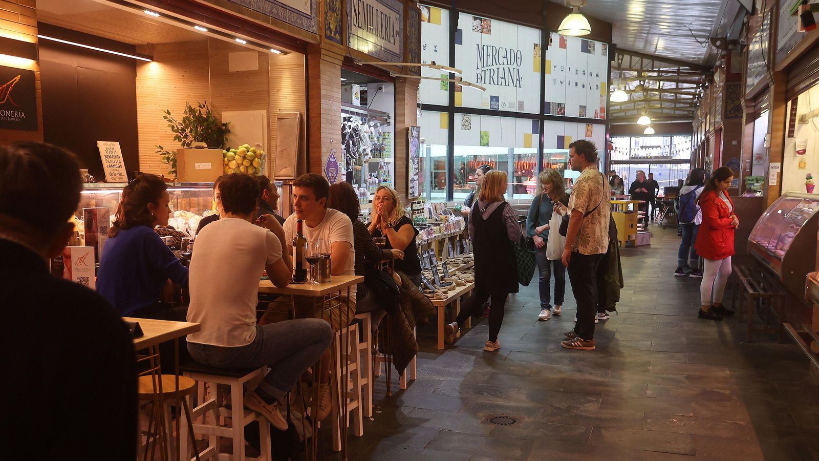 Clientes disfrutando de la gastronomía del mercado.