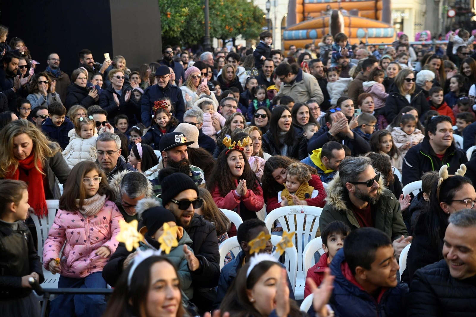 Los niños de Córdoba despiden 2024 con una fiesta infantil y campanadas en las Tendillas, en imágenes