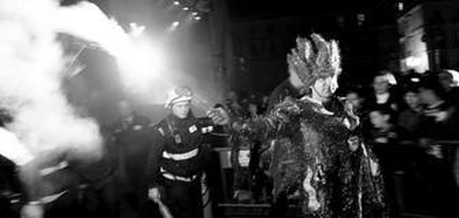 El Dios Momo se convierte en fuego entre las ondas