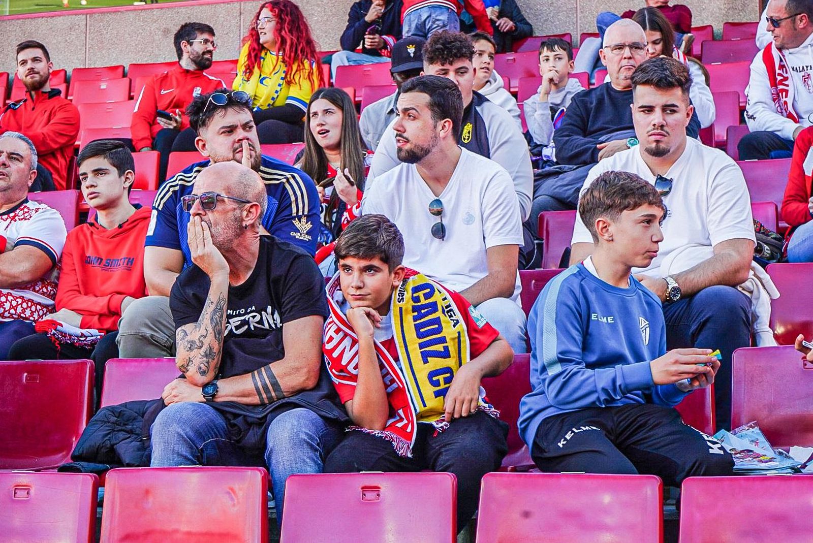 Encuéntrate en el recibimiento al Granada y en la grada de Los Cármenes