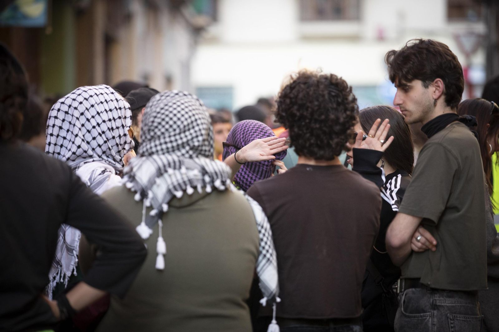 Todas las imágenes de la concentración frente al edificio okupado en el centro de Granada
