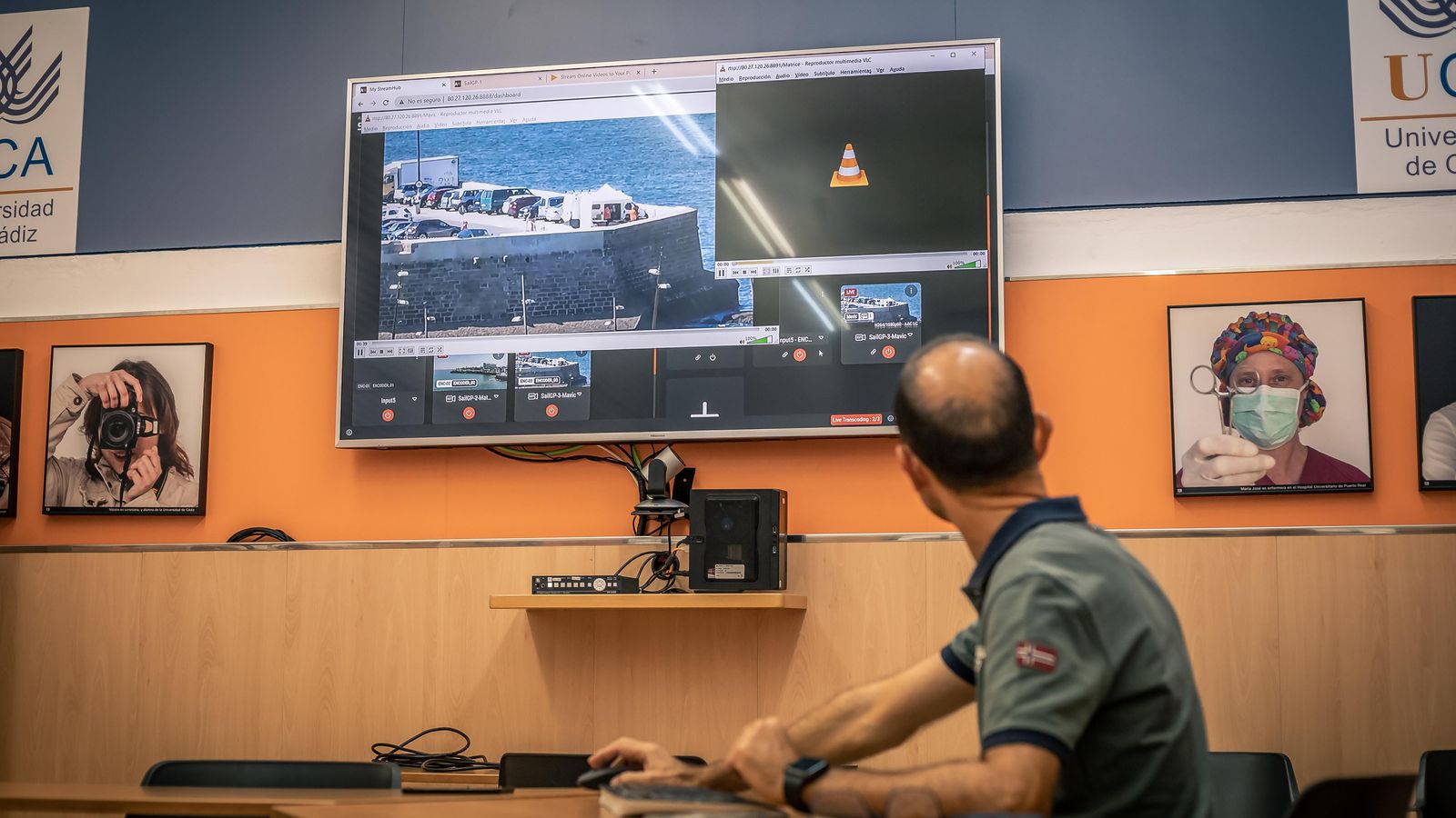 El responsable de Innovación 5G de Telefónica España muestra imágenes en tiempo real tomadas por uno de los drones