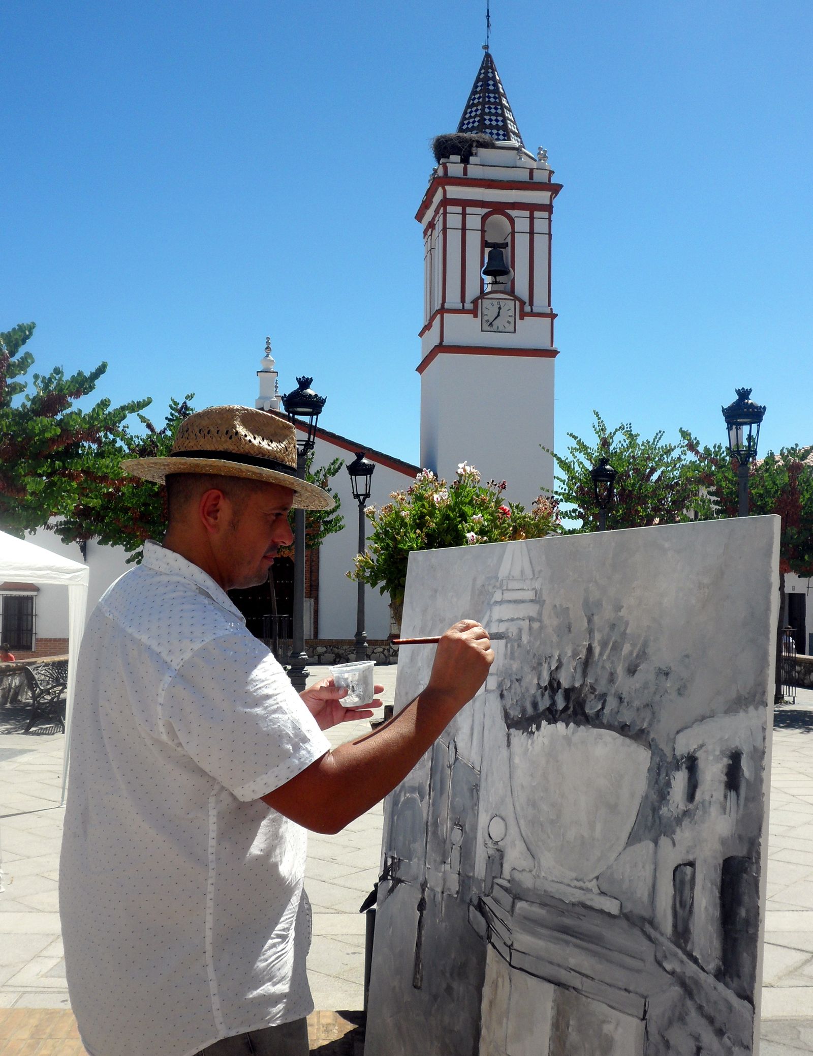 Un artista dibuja frente a la parroquia de Cortelazor.