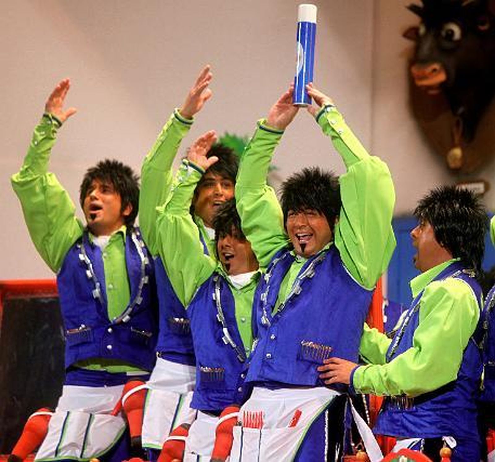 La chirigota de Kike Remolino y Lolo Álvarez puso las risas y el espectáculo.   Foto: Jesus Marin