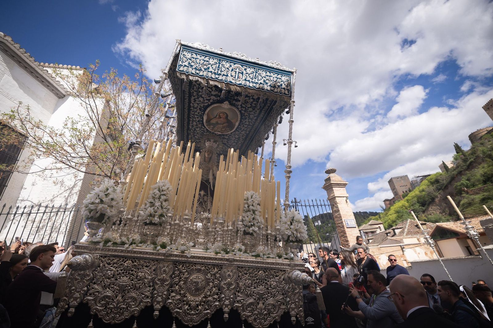 Así vivió Granada la salida de la Hermandad de la Concepción 2025