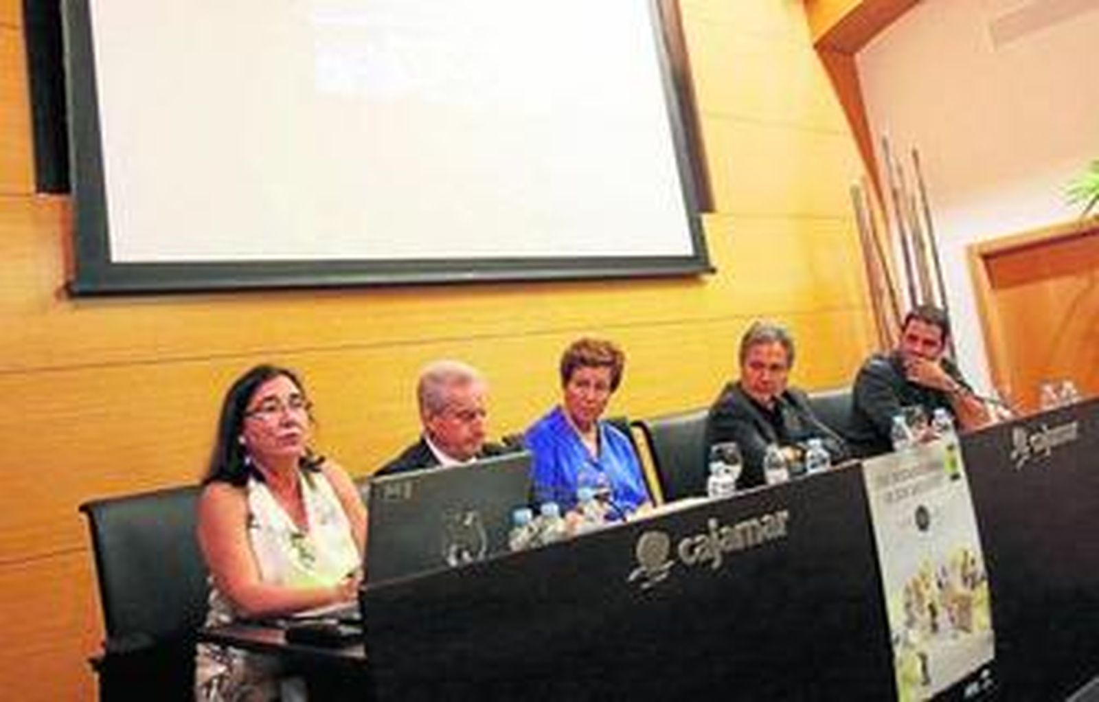 La directora del Archivo Provincial, Esther Cruces, ayer junto al resto de participantes de la mesa redonda.
