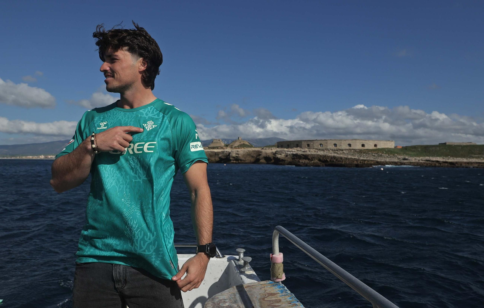 Fotos de la nueva camiseta ecológica del Real Betis fabricada con algas