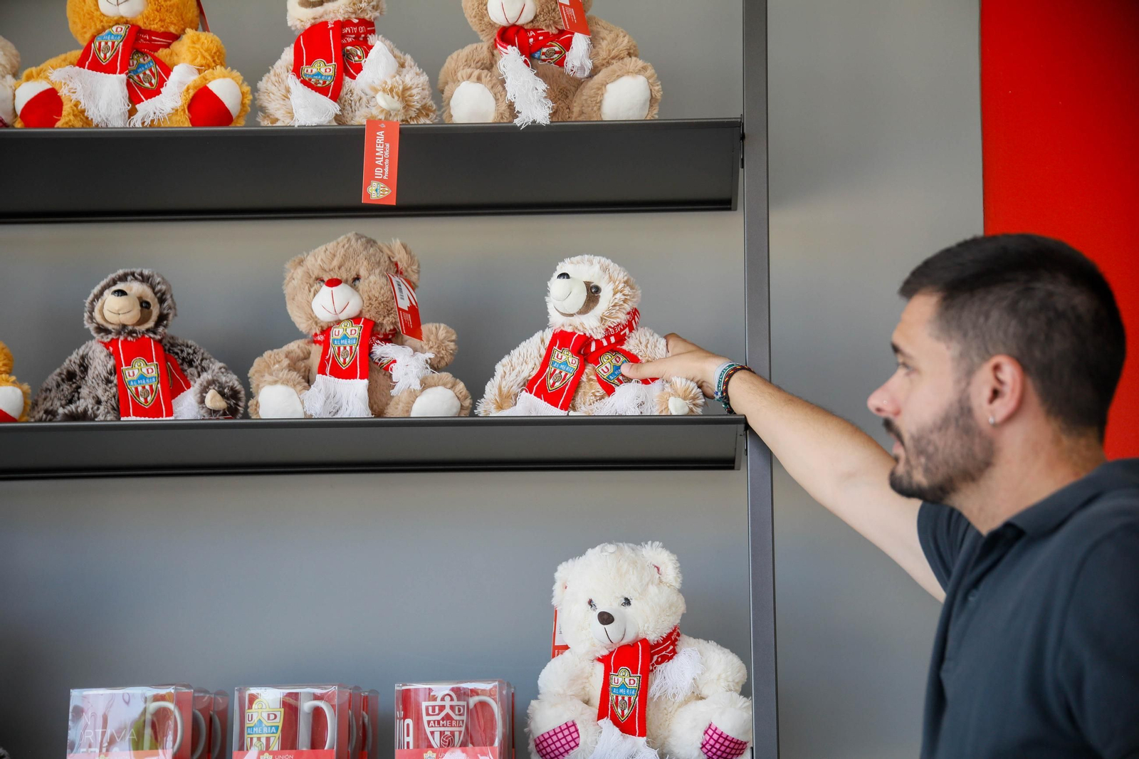 Las imágenes de la campaña de abonos de la UDA y apertura de la tienda del club