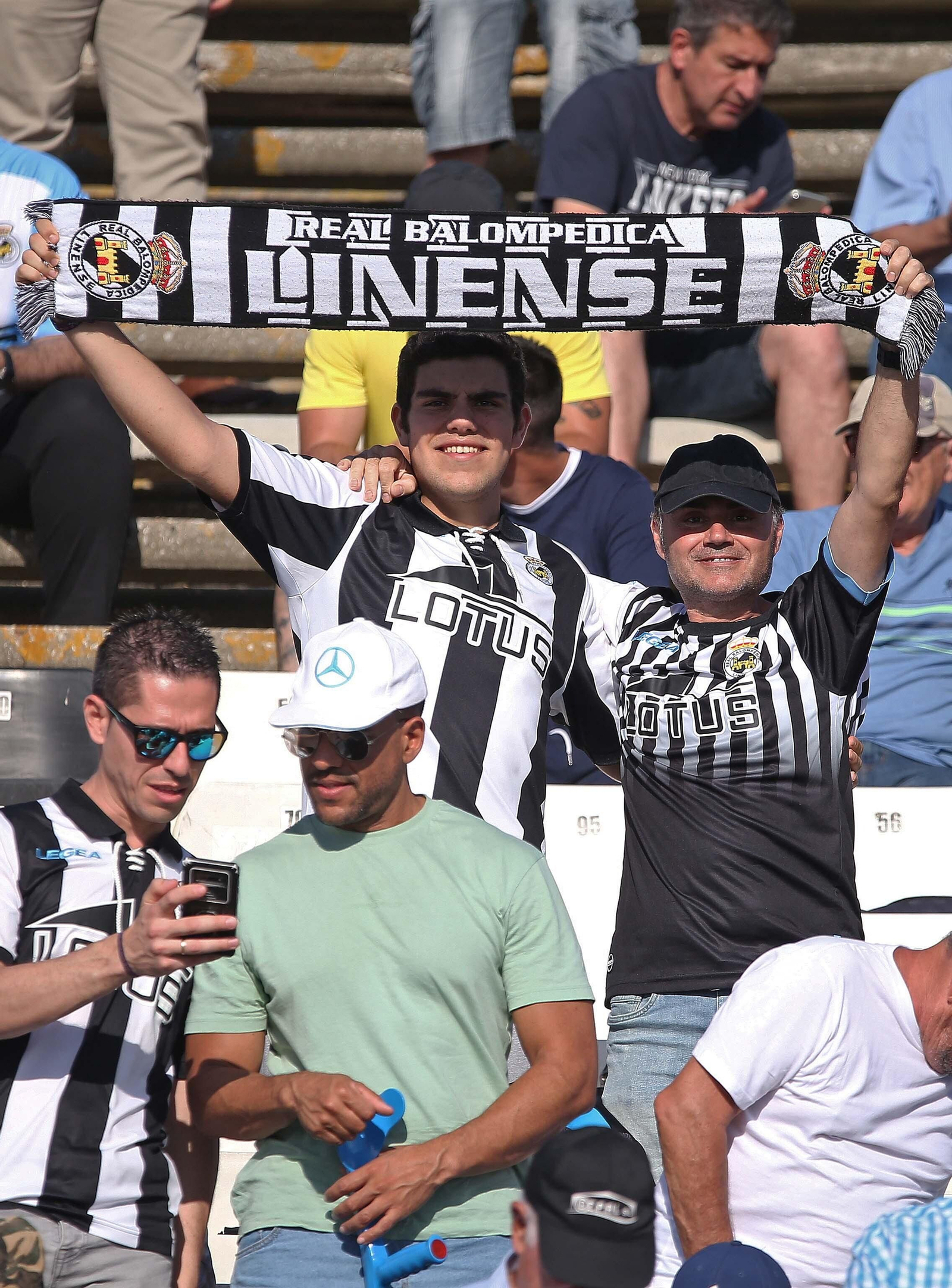 Fotos de la afición durante el Balona - Córdoba en el estadio municipal de La Línea