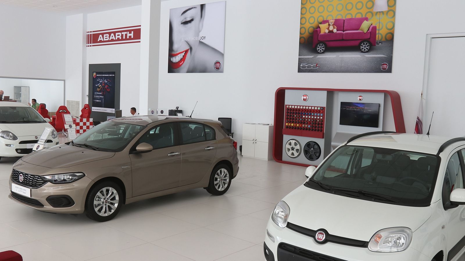 Interior del nuevo concesionario.