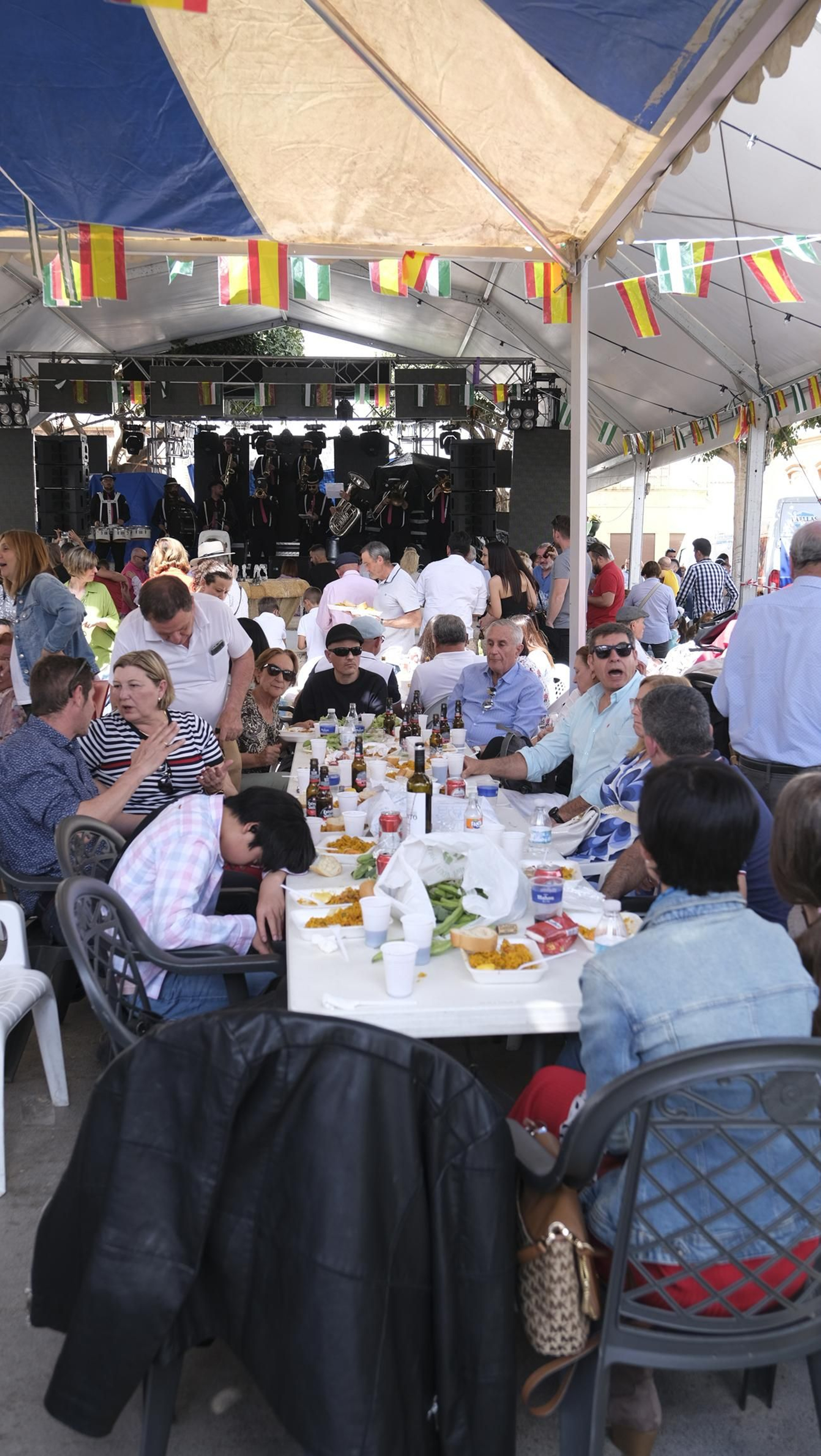 Imágenes de la paella popular en las Fiestas de Canjáyar