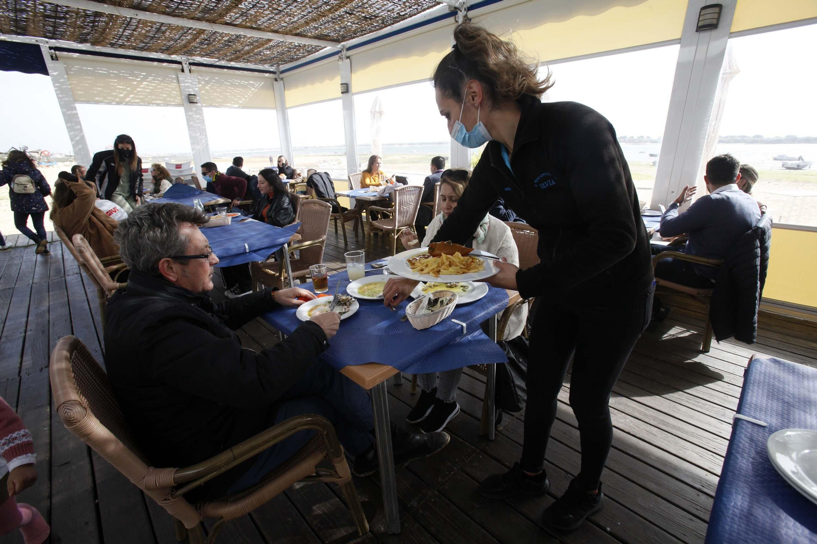 Ambiente en las terrazas de El Rompido y Punta Umbría durante este sábado.