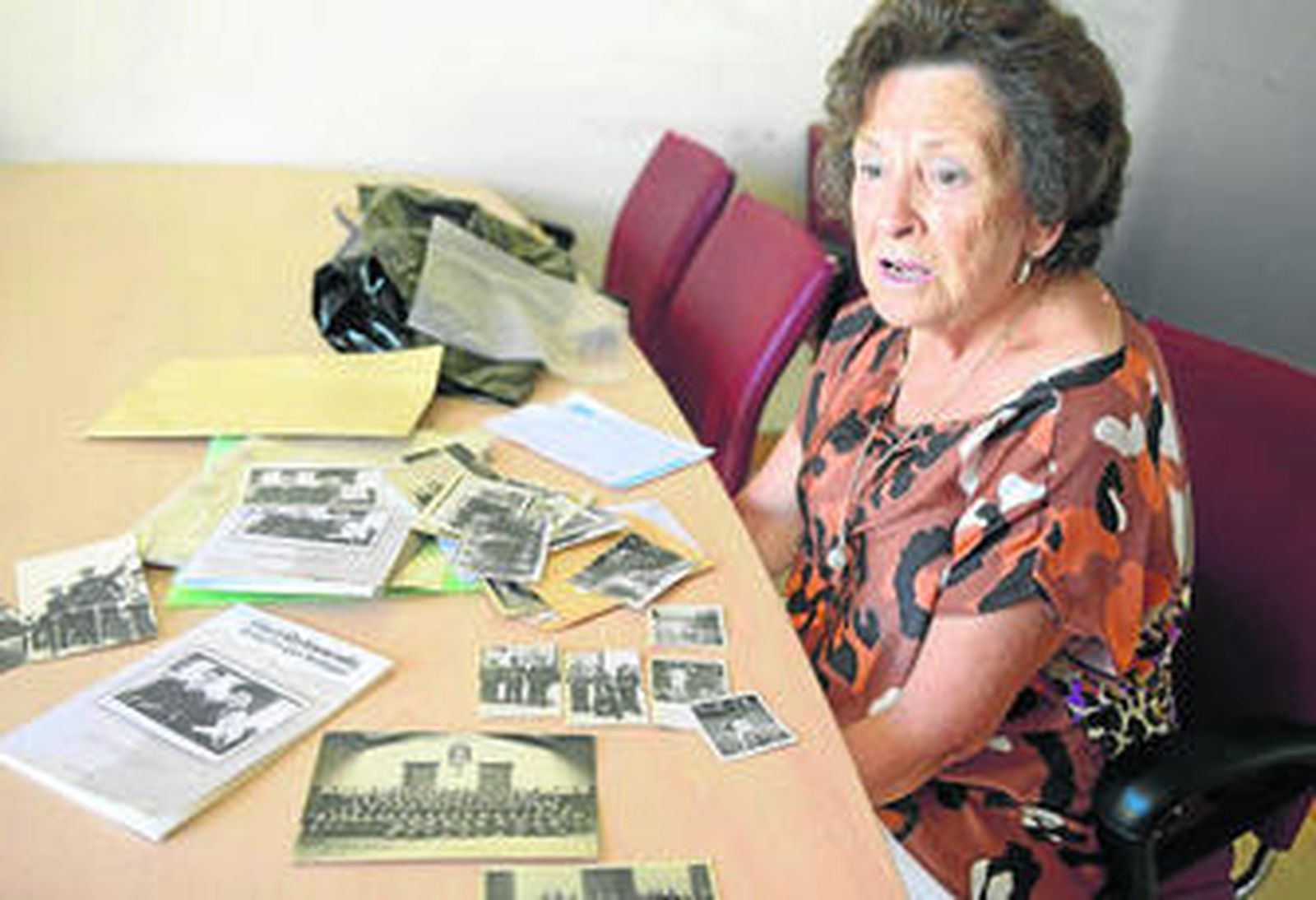 Pilar Lobato muestra fotos y documentos sobre la historia que relata en 'Una vida truncada'.