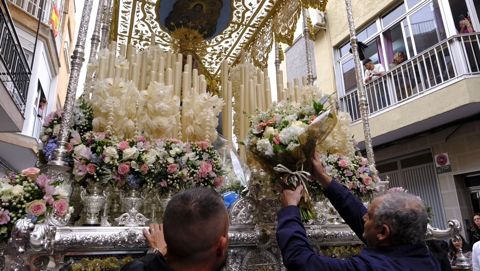 La Procesión de Los Ángeles de sobrepuso a la lluvia, en imágenes