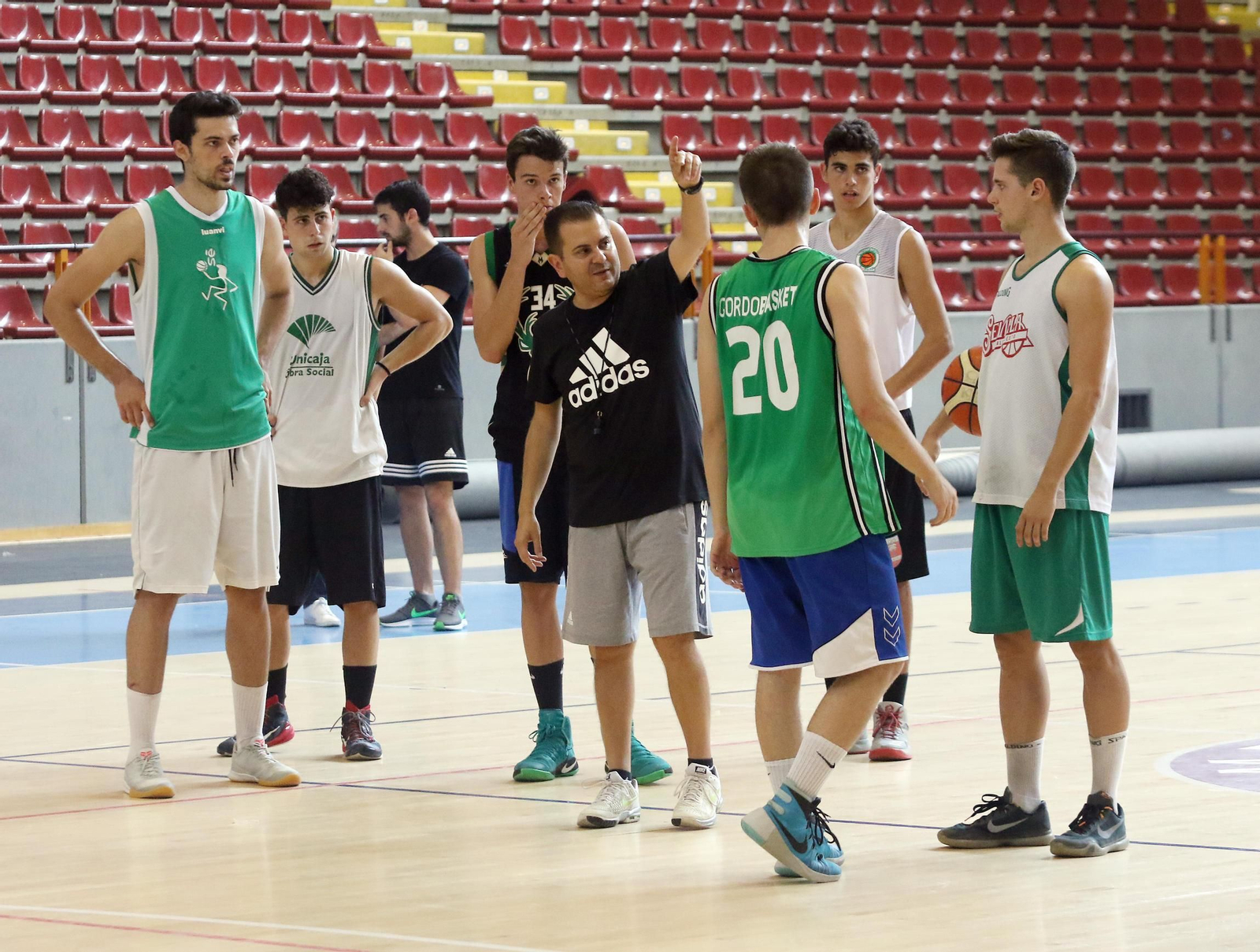 Rafa Sanz da órdenes a sus jugadores durante la primera sesión de trabajo celebrada ayer en Vista Alegre.