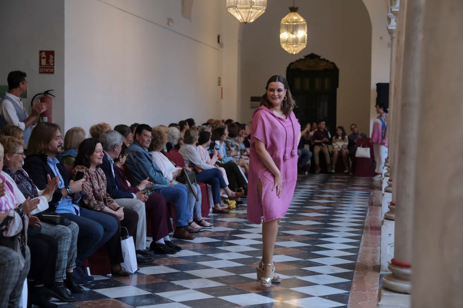 El desfile benéfico de la Asociación Alzheimer Córdoba 2023, en imágenes