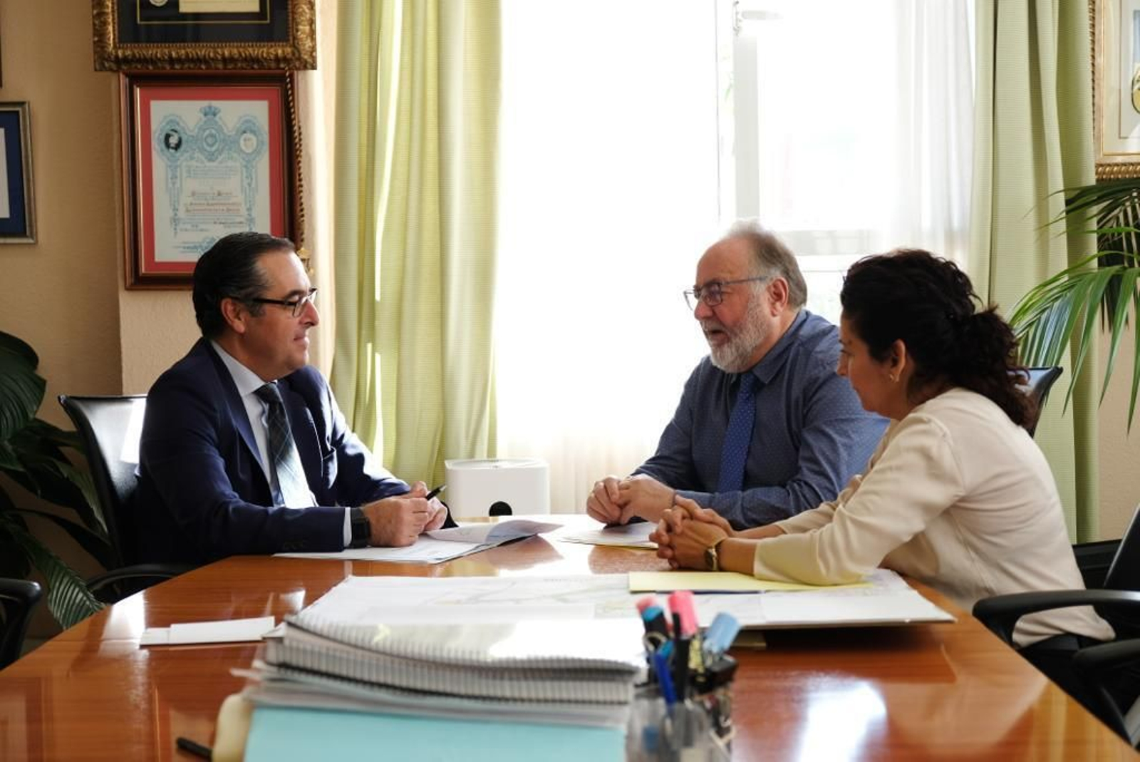 El alcalde,  Joaquín Viillanova, la concejala de educación, Pilar Conde y el delegado de Desarrollo Educativo, Miguel Briones