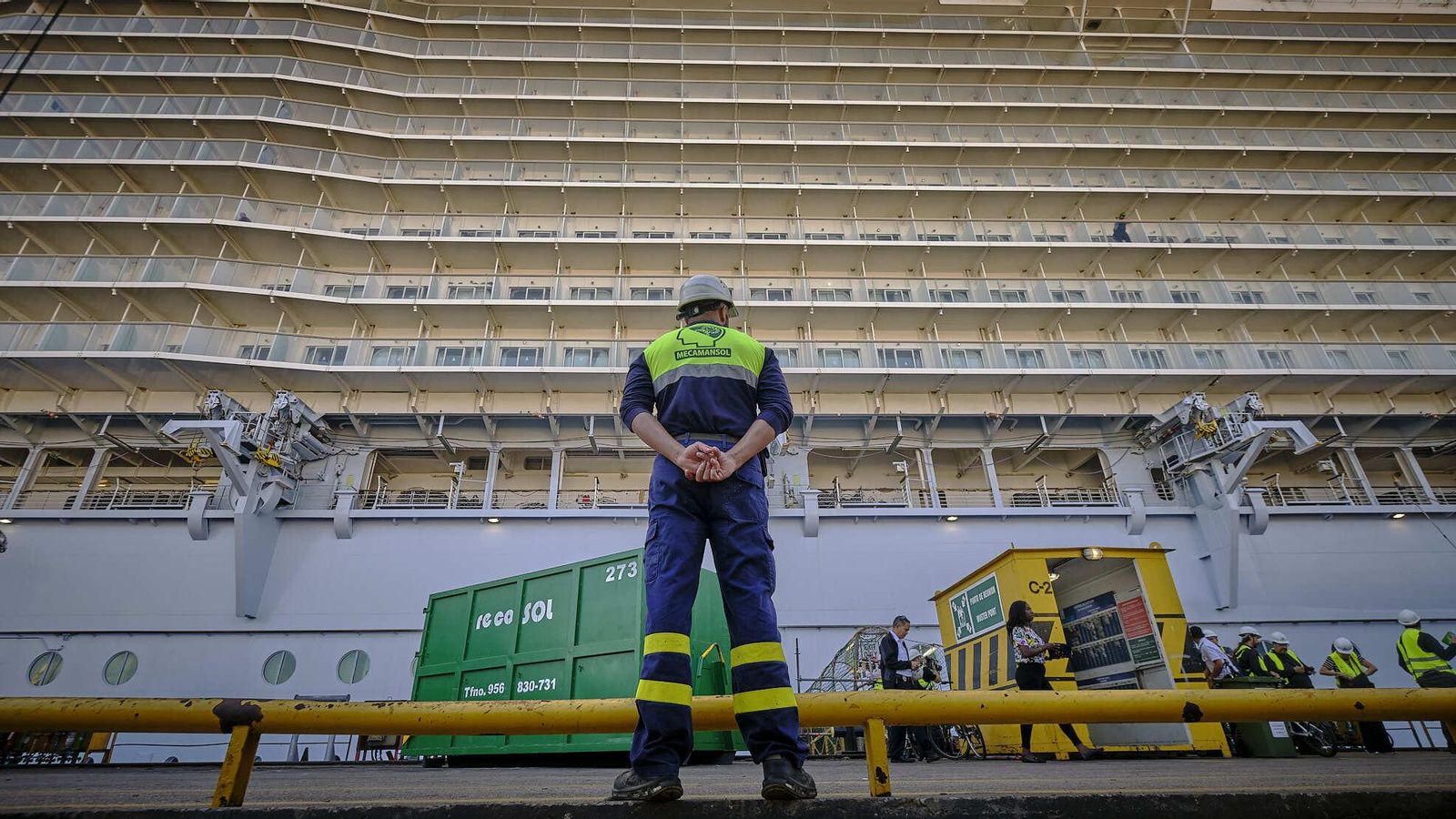 Un operario junto al 'Oasis of the Seas'.