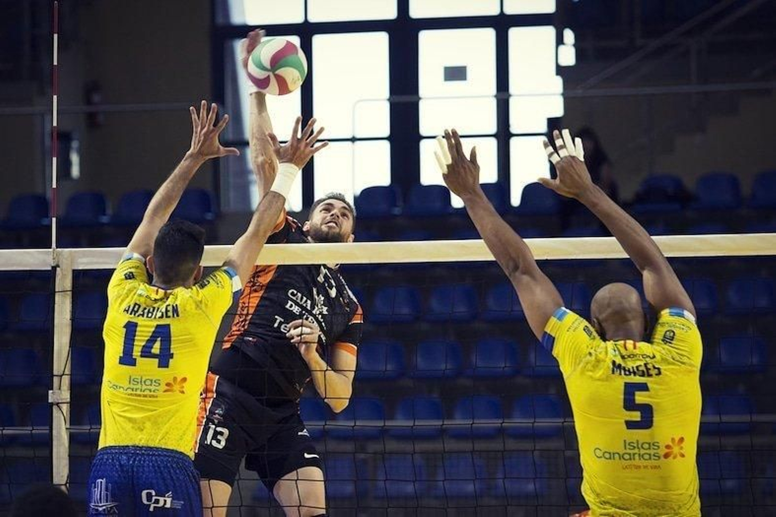 Andrés Villena remata durante un partido con el CV Teruel.