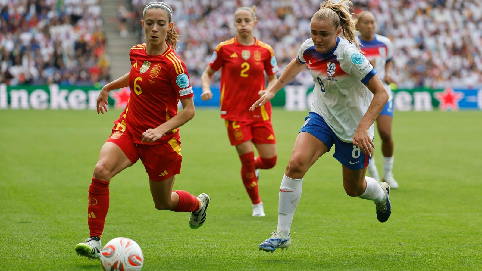 Aitana Bonmatí, con el balón ante la jugadora de Inglaterra Georgia Stanway.