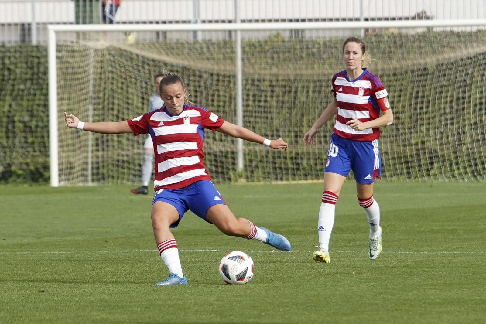 Naima golpea el balón.