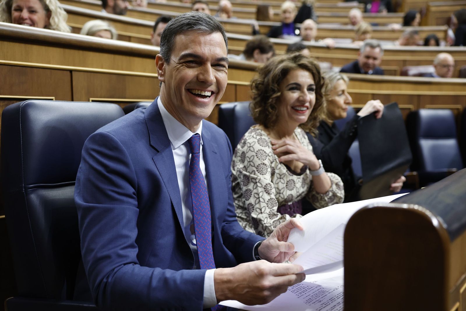 Pedro Sánchez sonríe junto a María Jesús Montero en el Pleno del Congreso de este miércoles.