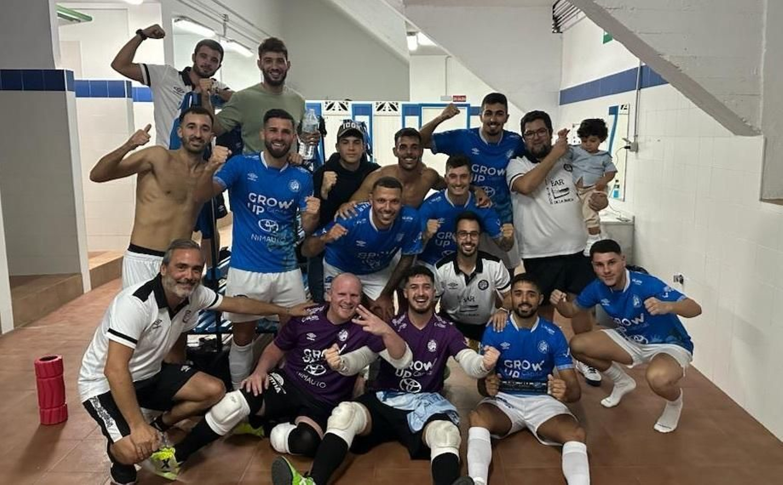 Los azulinos celebran la victoria ante el Alcalá. Los azulinos celebran la victoria ante el Alcalá.