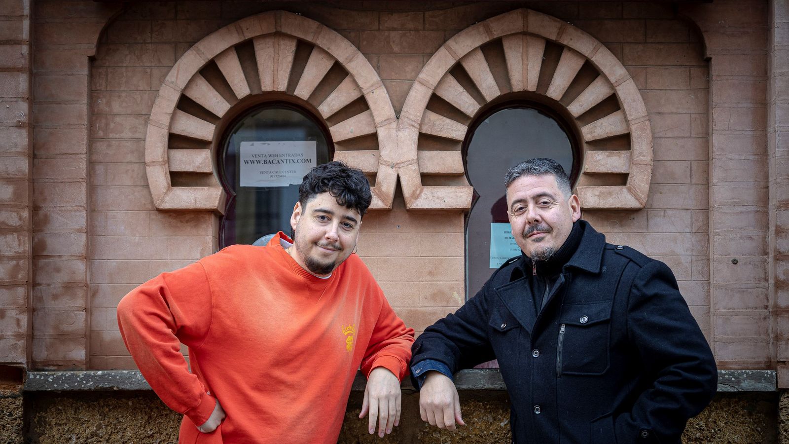 Marcos y Rafael María Pastrana delante de una de las taquillas del Gran Teatro Falla.