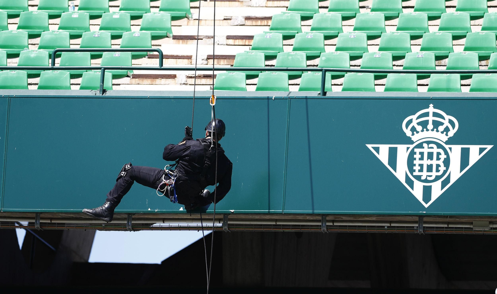 Exhibición de la Policía Nacional en el Estadio Benito Villamarín