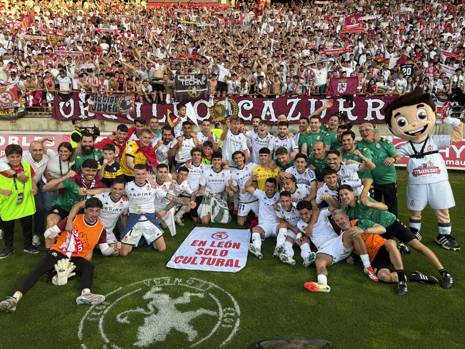 Jugadores de la Cultural Leonesa posan tras el ascenso