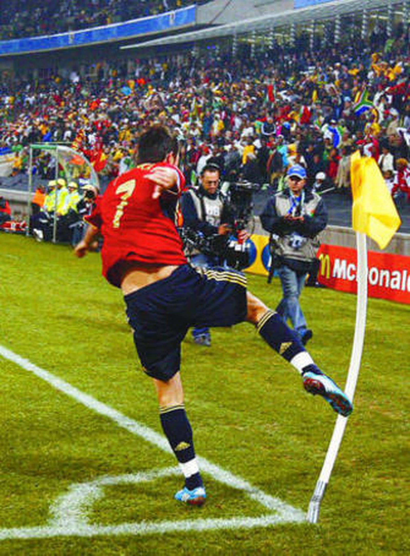 Villa celebró su gol frente a Suráfrica golpeando el banderín de córner tras fallar antes un penalti.