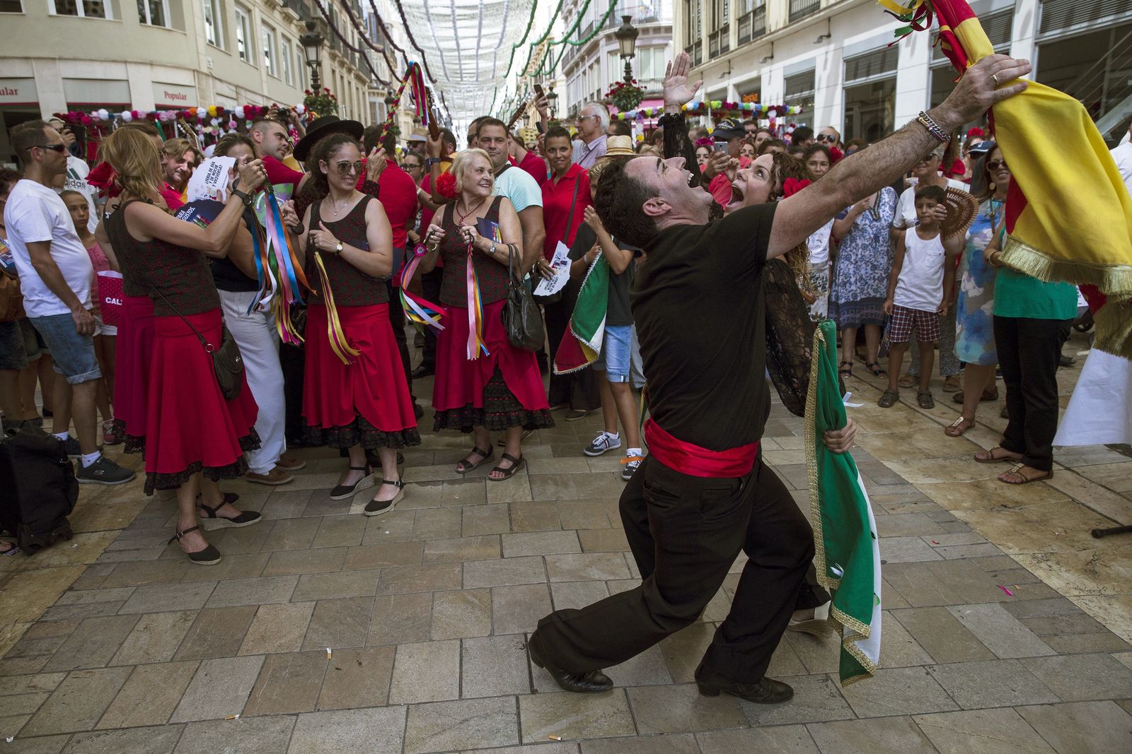 Una pareja de un grupo de Verdiales baila en calle Larios durante la Feria de 2017