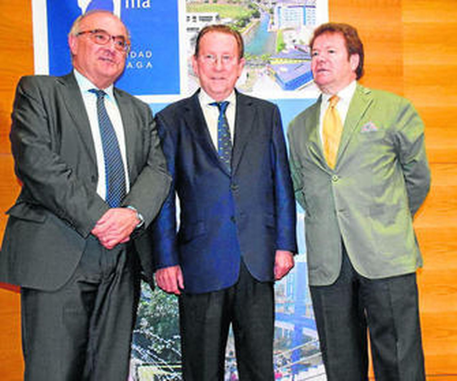 El consejero de Justicia, Emilio de Llera, en el centro, ayer en Málaga.