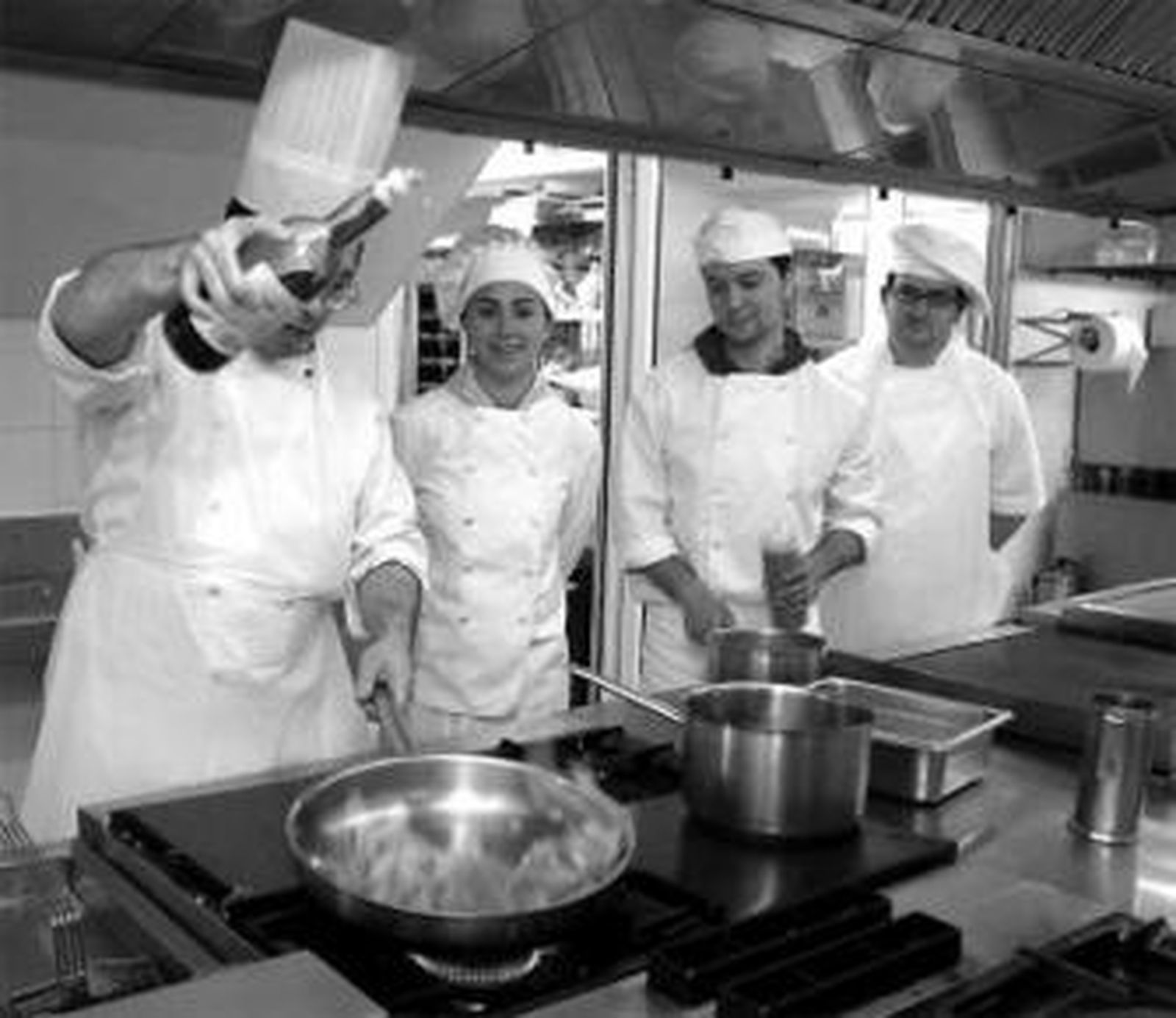 Varios estudiantes del curso de cocina, en una imagen de archivo.