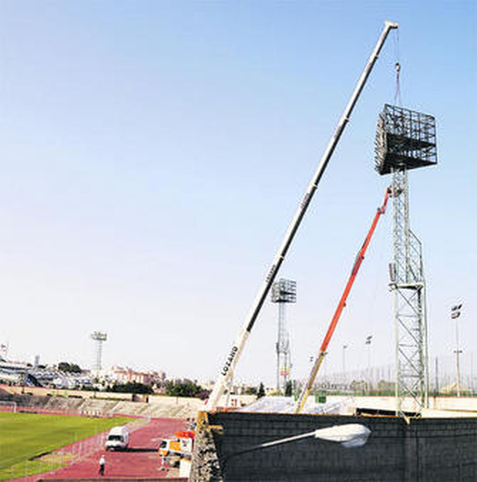 Desmontaje de las torretas del estadio de Bahía Sur.