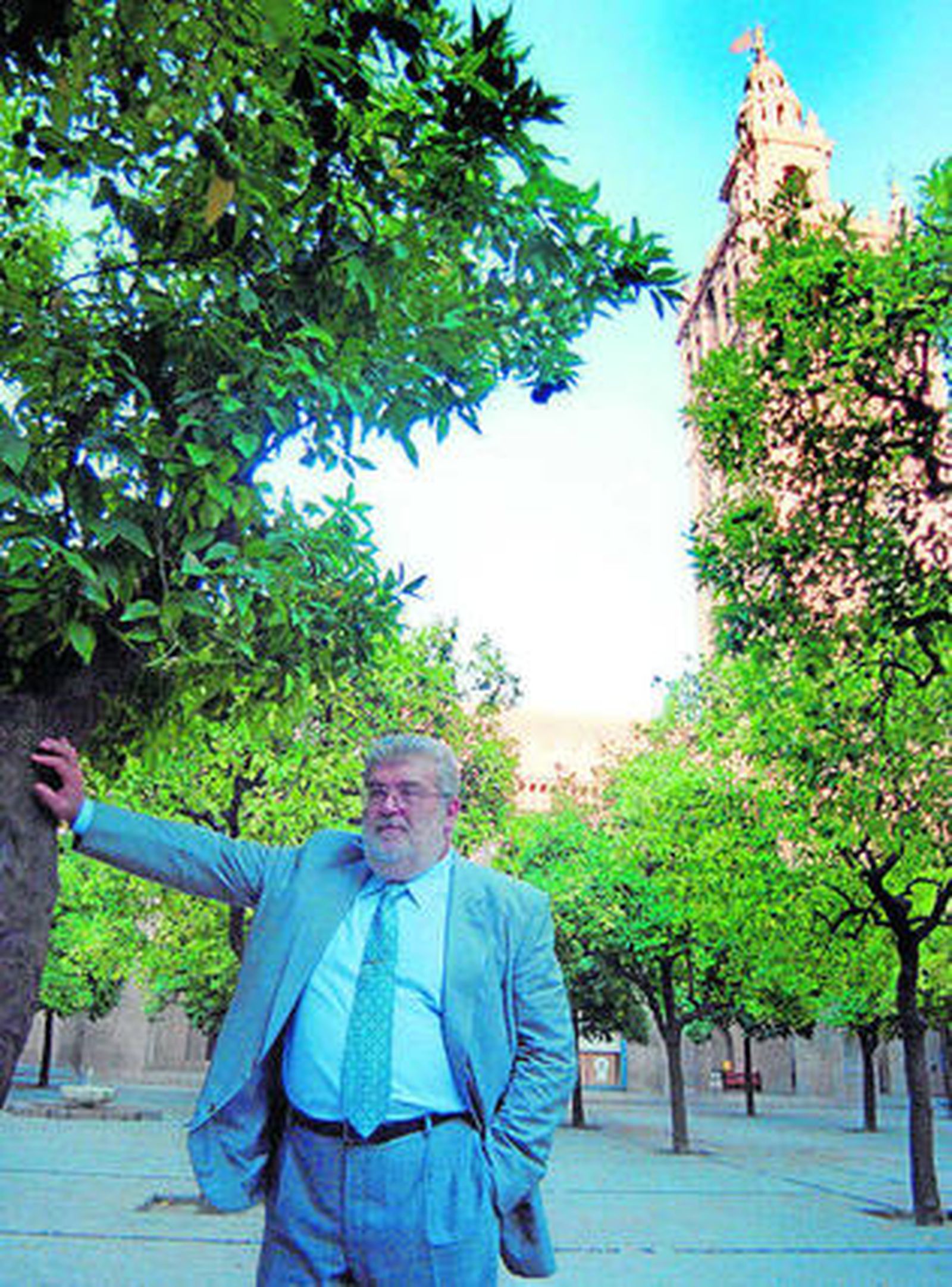 En el Patio de los Naranjos de la Catedral de Sevilla.