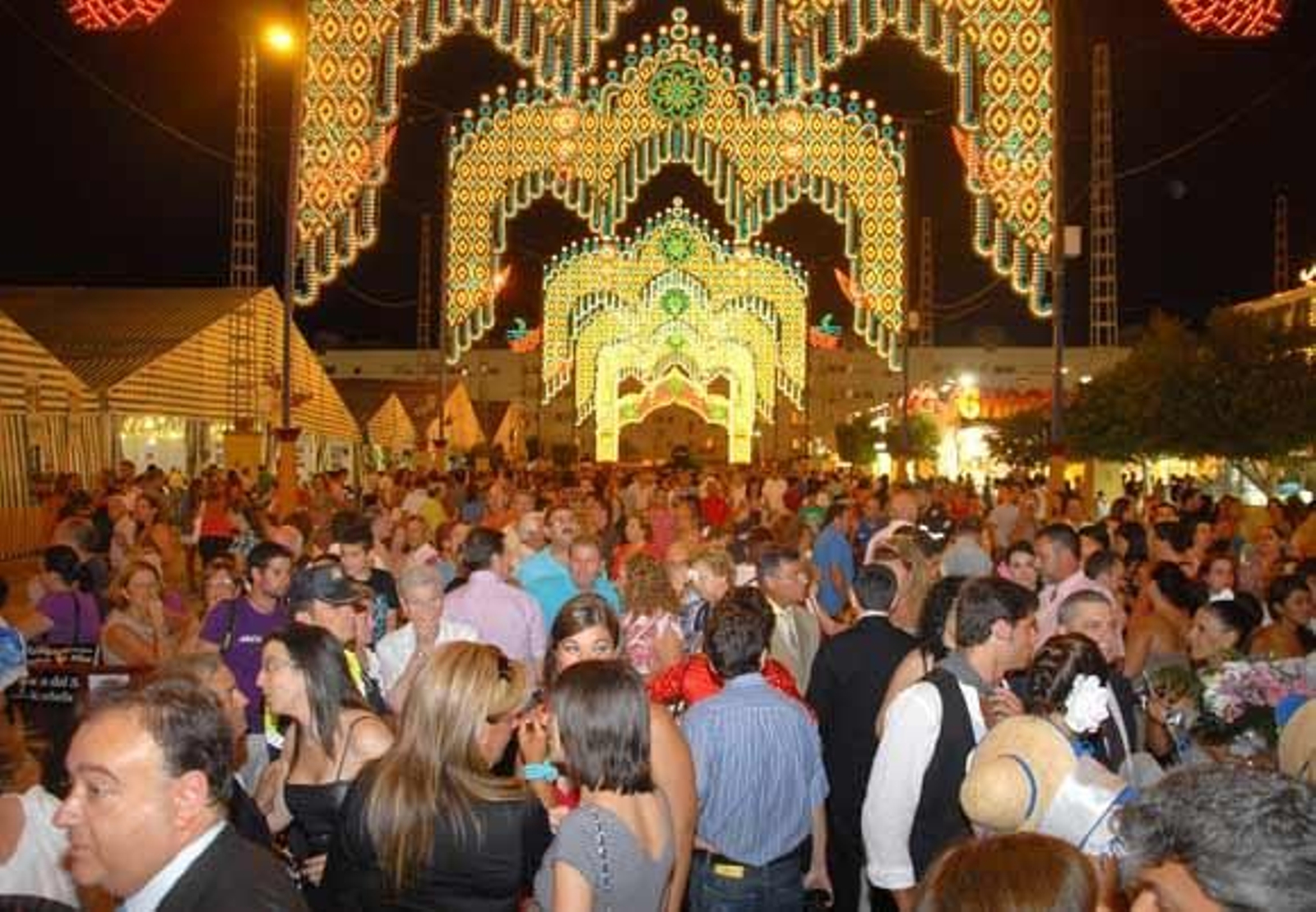 El alumbrado y el izado de las banderas de los países iberoamericanos dio comienzo a la Feria del Carmen y de la Sal

Foto: Rioja-Nuria Reina